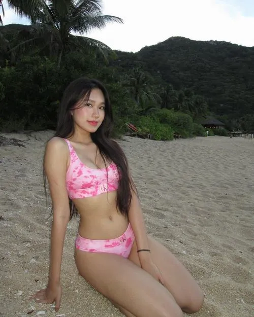 Doãn Hải My mặc bikini đen tối giản phối khăn choàng nhẹ bối cảnh bờ đá cảm giác chín chắn