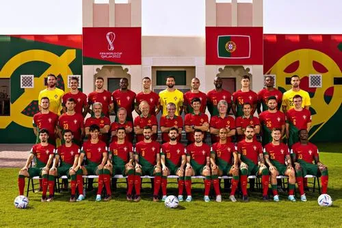 Bộ 48 Ảnh Đội Tuyền Bồ Đào Nha đẹp kiểu điện ảnh tương phản mạnh và nền khán đài đỏ rực