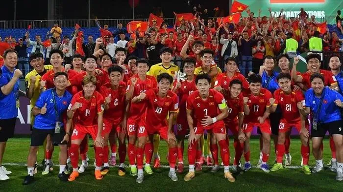 1 Hình đội tuyển Việt Nam ăn mừng bàn thắng, áo đấu đỏ rực, khán đài cuồng nhiệt, đẹp và ngầu