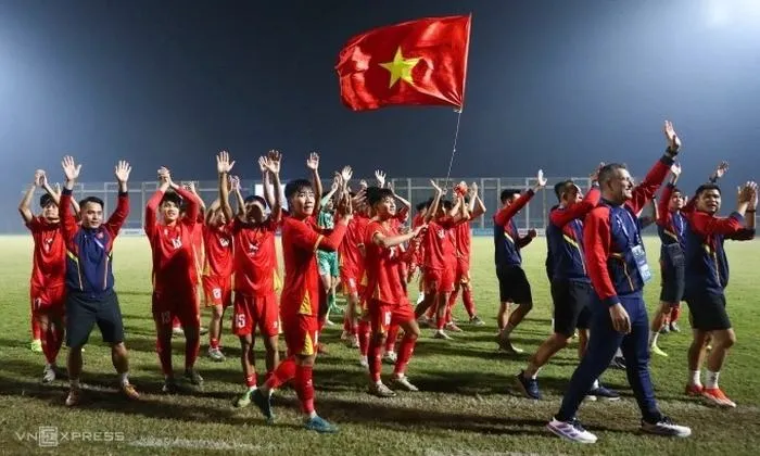 14 Hình nền điện thoại đội tuyển Việt Nam khoảnh khắc ăn mừng cùng khán giả, tay giơ cao rực lửa