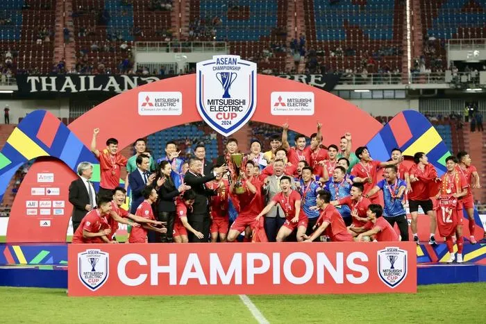 18 Hình nền điện thoại tuyển Việt Nam pha tắc bóng trượt cỏ, bùn cỏ bám áo, nhìn ngầu