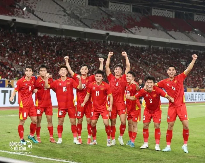 21 Hình nền điện thoại đội tuyển bóng đá Việt Nam lễ trao cúp, cúp vô địch sáng, cảm giác tự hào