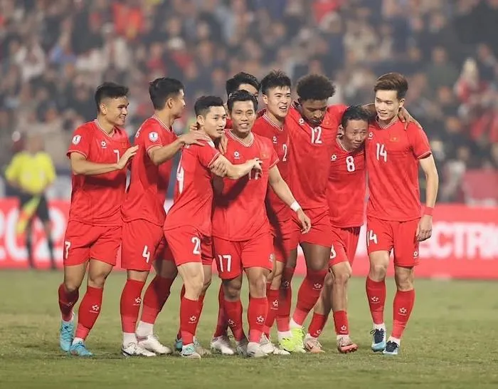 3 Hình nền điện thoại đội tuyển quốc gia Việt Nam xếp đội hình, sân vận động rộng, cảm giác quyết tâm rõ