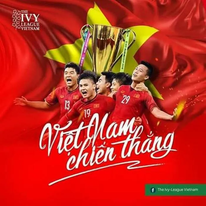 4 Ảnh bìa đội tuyển bóng đá Việt Nam tranh chấp bóng, chuyển động mạnh, nền xanh sân cỏ tương phản đỏ