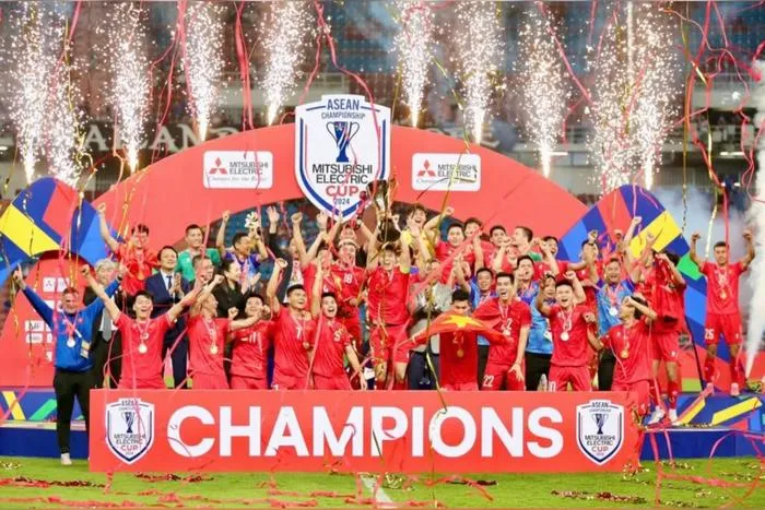 9 Hình đội tuyển Việt Nam thủ môn bật nhảy cứu thua, ánh sáng đèn sân làm nổi giọt mồ hôi