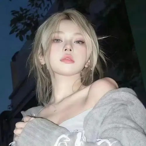 19 Ảnh hot girl tóc sáng màu, làn da trắng hồng, biểu cảm mơ màng, màu ảnh film ấm khá tình.