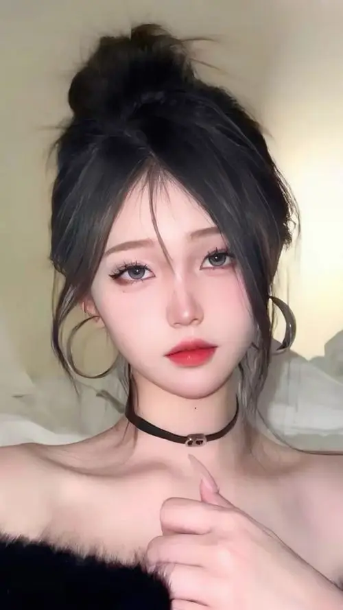 23 Ảnh chân dung tóc búi cao, má hồng nhẹ, gương mặt bầu bĩnh, ánh mắt biết nói rất cuốn hút.