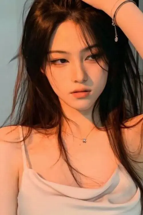 31 Ảnh gái đẹp mặc váy, nụ cười cười tươi, bối cảnh công viên xanh, vibe trong trẻo rất dễ gần.