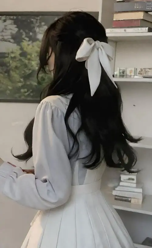 33 Ảnh cô nàng dễ thương má bánh bao, cười tươi, bối cảnh công viên làm tổng thể trẻ ra hẳn.