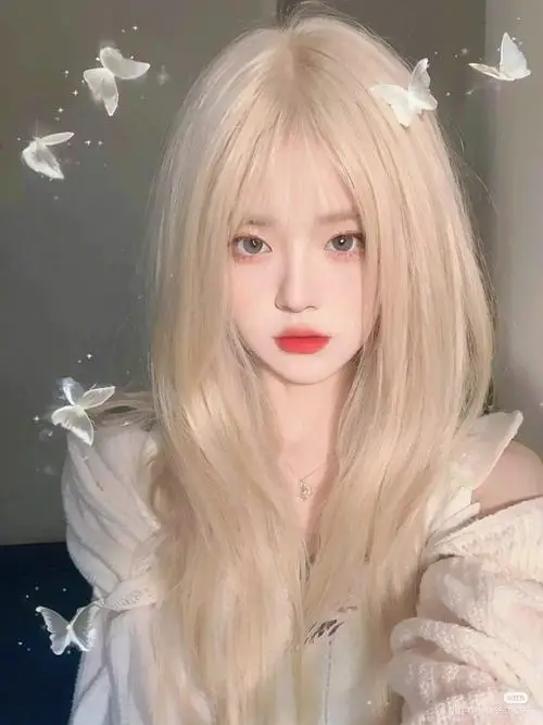 35 Hình hot girl vibe film, đèn vàng phủ ấm, môi bóng nhẹ, cảm giác yêu đương rất thật.