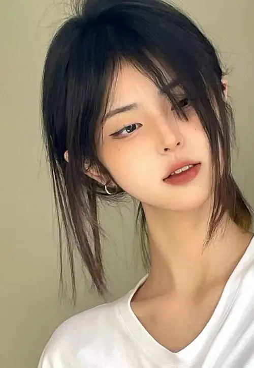 37 Hình gái xinh style trong, ánh sáng studio làm nổi V line và bờ vai mảnh, nhìn sang nhẹ.