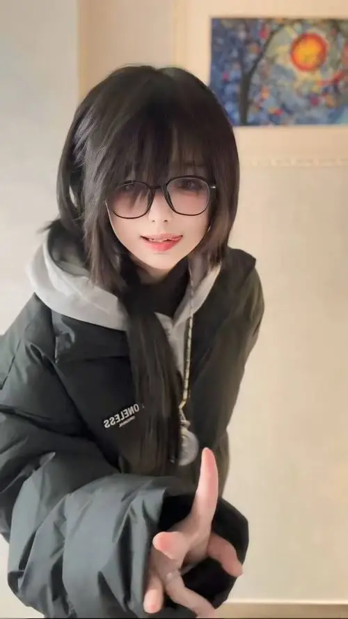 38 Ảnh gái đẹp tông lạnh, ngược sáng nhẹ tạo viền tóc, thần thái bí ẩn kiểu khó đoán.