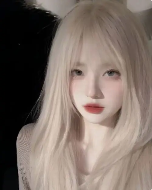 4 Ảnh chân dung tóc bạch kim, môi đỏ nhẹ, thần thái lạnh lùng, màu ảnh tông lạnh khiến khung hình bí ẩn.