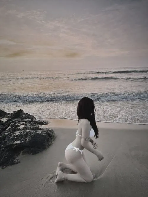 Gái xinh đi biển giấu mặt mặc váy mỏng đứng trước sóng lăn tăn dáng nhỏ mà gợi