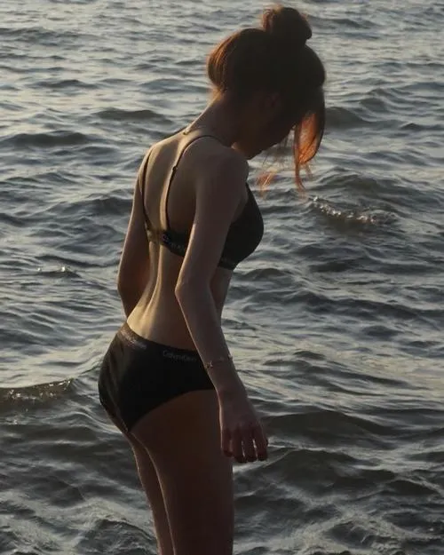 Bộ ảnh bikini biển che mặt chụp cận lưng dưới nắng xiên đường cong mềm làm tim rung