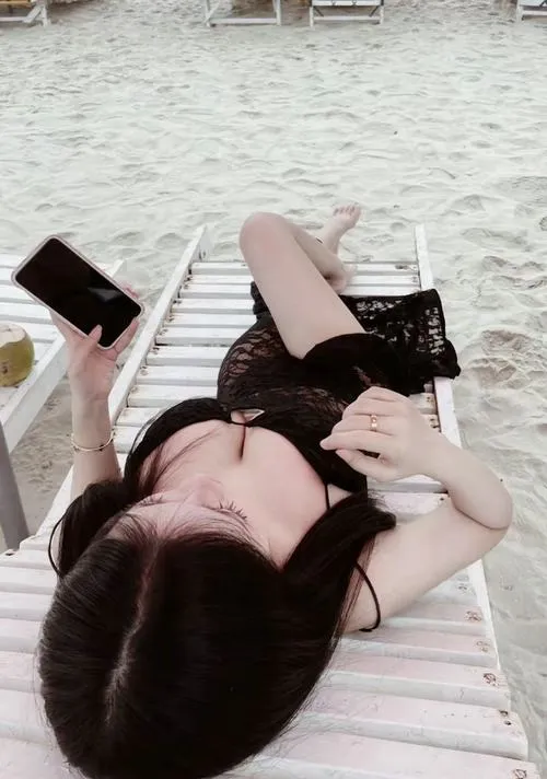 Ảnh bikini giấu mặt nằm thư giãn trên ghế nằm da sáng nổi bật vòng một đầy đặn gợi cảm