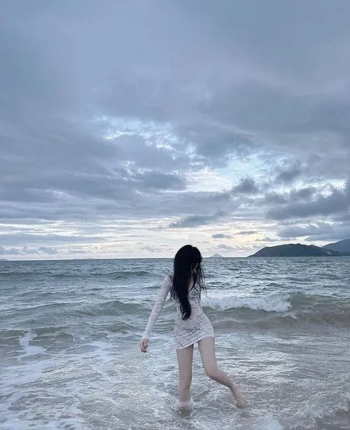 Gái đẹp đi biển bikini giấu mặt lội nước nông tóc ướt ôm lưng khoe vòng ba săn