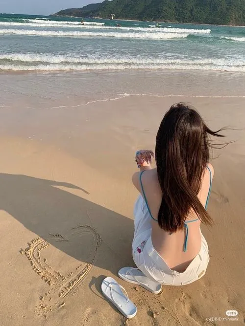 Gái xinh bikini giấu mặt ngồi trên cát lúc chiều tà tóc dài phủ vai da ấm màu mật ong