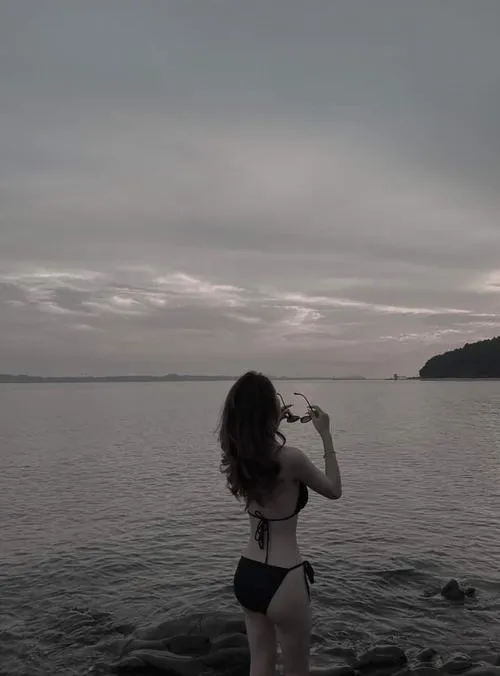 Bộ ảnh bikini biển che mặt chụp xa lúc trời âm u dáng nghiêng khoe hông tròn và đôi chân dài