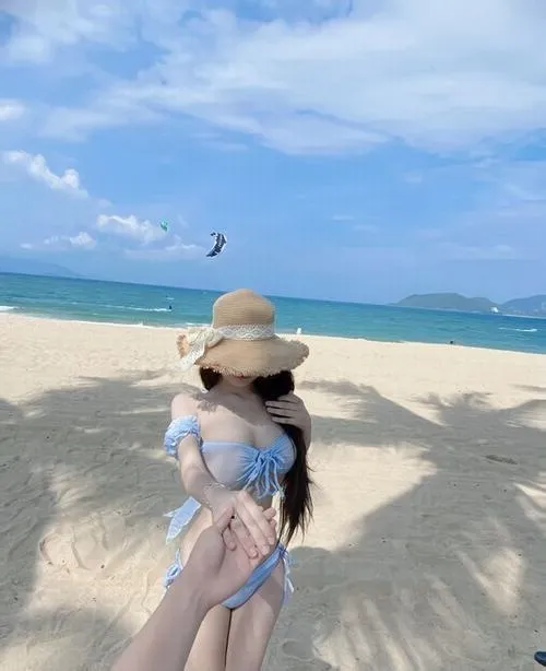 Ảnh bikini che mặt phong cách biển với mũ rộng vành che nửa mặt dáng đứng mềm khoe eo nhỏ