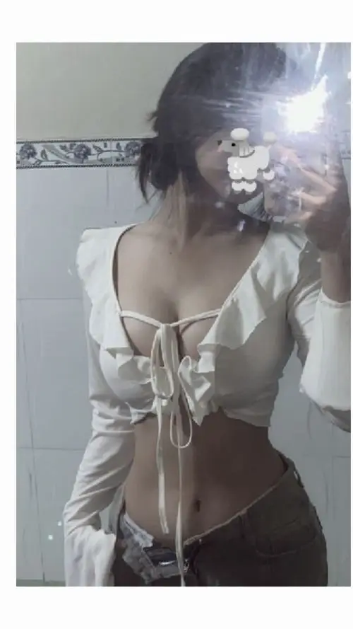 45 Nàng trong ảnh chụp studio nhẹ nhàng đang thả dáng để tôn ngực trắng trẻo với chất liệu cotton.