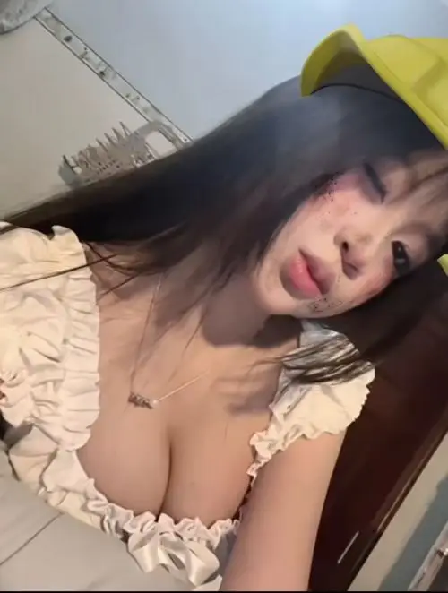 47 Cô gái với eo thon đang bắt sáng mịn để làm da nhìn mềm qua tư thế ngồi xoay hông.