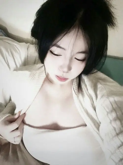 48 Nàng trong phong cách nàng thơ quyến rũ đang ngồi tựa để nhấn khe ngực với màu sắc trắng kem.