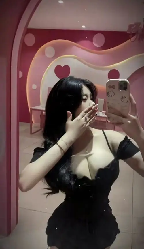 51 Nàng với hông cong đang thả dáng để tạo điểm rơi ở vòng một qua chất liệu lụa mịn.