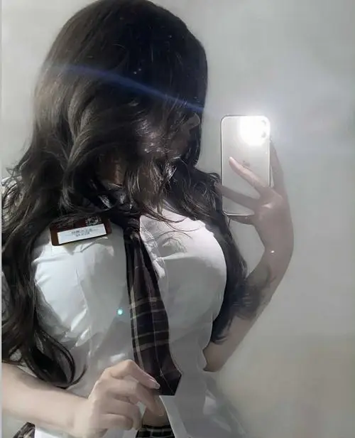 52 Cô gái với gương mặt dễ thương đang mặc bralette để khoe vú trắng trẻo trong tông ấm.