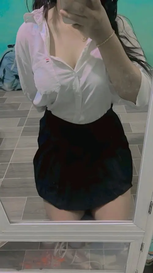 55 Cô gái mặc áo hai dây đang ngồi tựa để làm nổi bật đường cong với màu sắc pastel dịu.