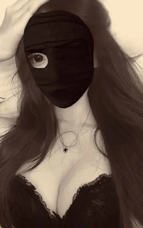 58 Nàng trong phong cách gái xinh sexy đang nghiêng người để tôn ngực tròn trịa với phụ kiện vòng cổ.