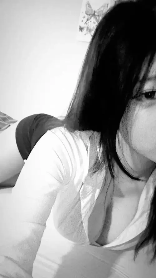 60 Cô gái đang dùng makeup kiểu trong trẻo để cân bằng gợi cảm cho vú đầy đặn qua vibe cháy nhẹ.