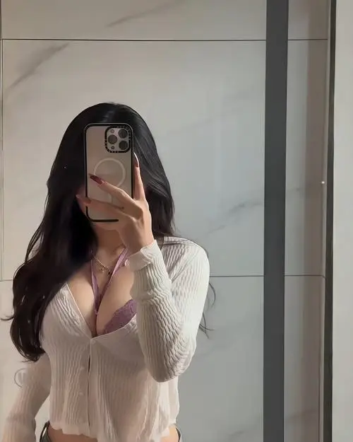 37 Cô gái đang dùng phụ kiện tinh tế để tăng độ sang cho vú đầy đặn qua tông ấm.