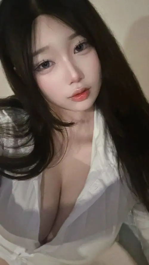 38 Cô gái đang chỉnh màu để tổng thể mềm mại cho vú tròn trịa qua ánh mắt tự tin.