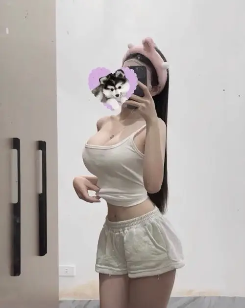 9 Selfie set thể thao ôm dáng cổ áo trễ ngực nhẹ làm vú trông đầy