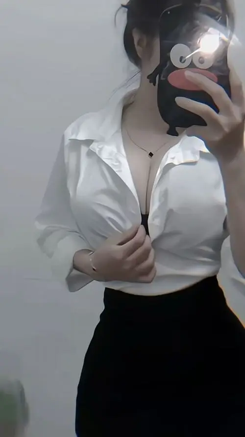 13 Selfie sơ mi mở cúc vừa đủ tạo khe áo và vú thoáng nhìn cuốn