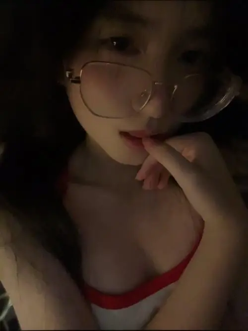 1 Selfie cận mặt cô gái áo hai dây đỏ nhấn vòng một và khe áo nhìn gợi cảm