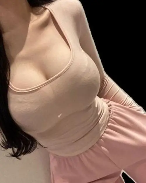 22 Cận cảnh áo mỏng ôm dáng bắt sáng làm vú rõ mà vẫn tinh