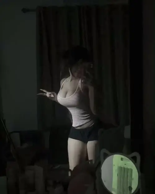 2 Cô gái đứng phòng tối mặc đồ ôm dáng cổ áo trễ ngực làm ngực nổi bật