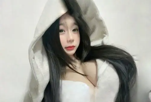 3 Nàng trùm hoodie mở cổ áo khoét sâu hở vú tôn vòng một tóc dài bay nhẹ