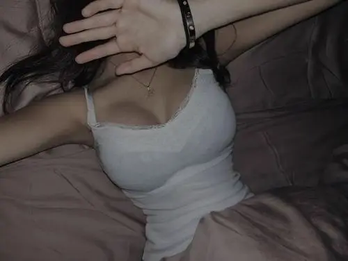 4 Góc chụp trên giường áo trắng ôm sát làm ngực thành điểm rơi