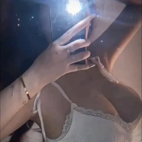 6 Selfie trước gương áo ren trễ ngực bắt sáng mạnh làm vòng một nổi rõ