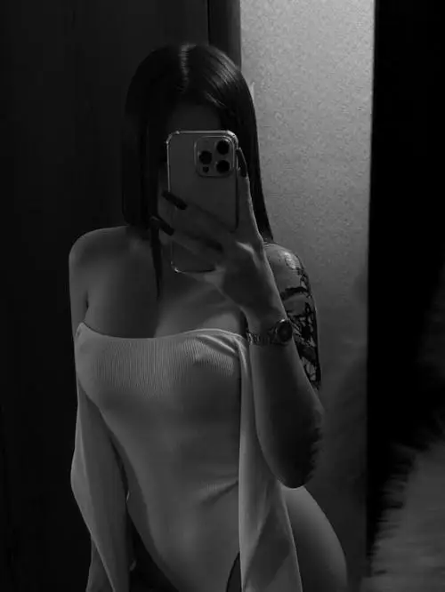 7 Ảnh gương đen trắng dáng đứng thẳng cổ áo trễ ngực tôn vú kín đáo