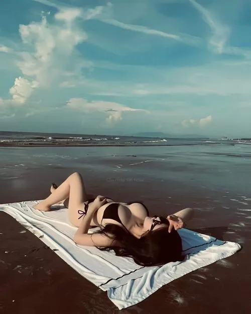 14 Cô gái nằm trên khăn, nắng chiều vàng, tóc xõa, body mềm như nước.
