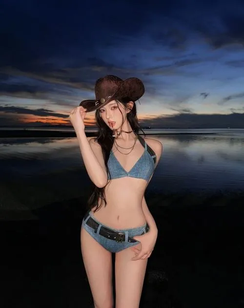 4 Cô gái bikini xanh denim giữa trời hoàng hôn, đường cong hông nổi bật, vibe mùa hè.