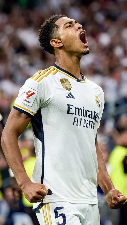 27 Ảnh bìa ngầu Belli trên sân Wembley, gió thổi áo, cảm giác đại diện tuyển Anh rất rõ.