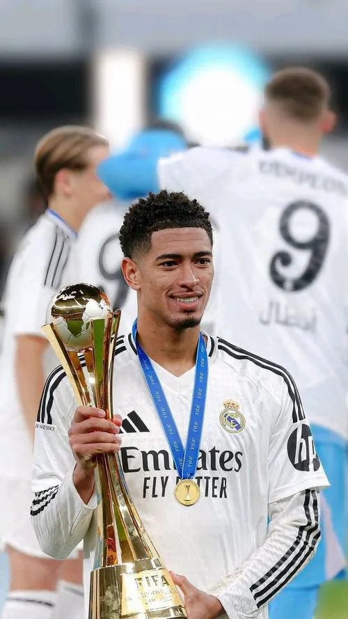 28 Hình nền ngầu Bellingham tranh chấp tay đôi, vai và ngực căng, sức mạnh gọn gàng không thừa.