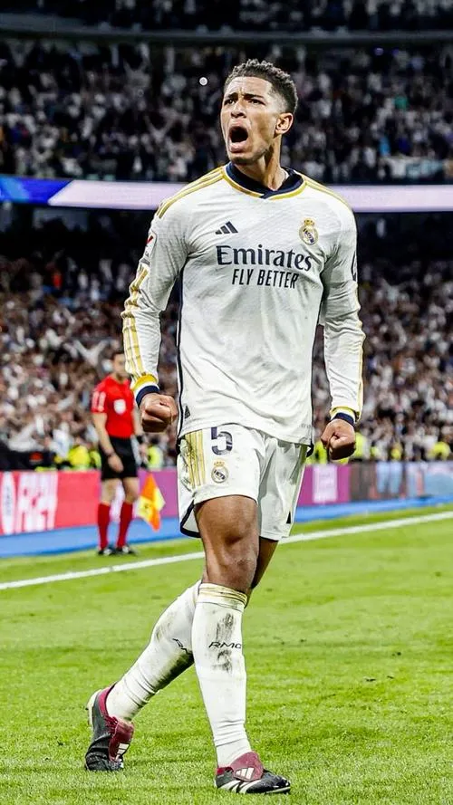 9 Ảnh bìa 4K Belli chạy bứt tốc sát đường biên, cỏ xanh nổi, bắt nét chuyển động rất đã mắt.