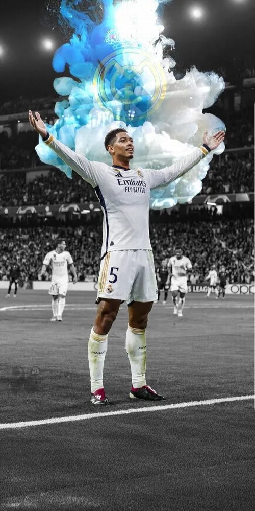 11 Hình nền điện thoại 4K Jude dang tay giữa khói màu, nền đen trắng tương phản, khoảnh khắc biểu tượng.