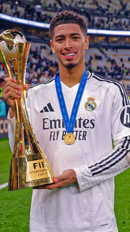 13 Hình đẹp Jude ôm cúp, nụ cười rạng, huy chương lấp lánh, cảm giác vinh quang rõ trên khung hình.